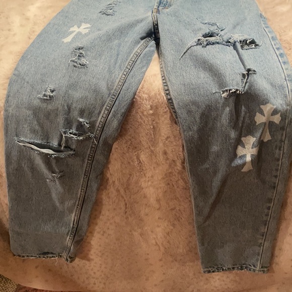 ✨womens denim Levi’s jeans with white painted crosses✨ - Picture 2 of 10